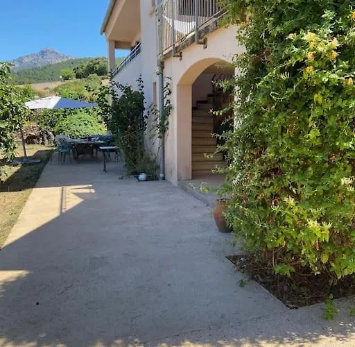 Rez De Chaussee Avec Piscine Apartmán *
