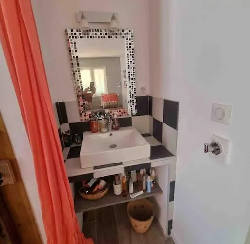 Rez De Chaussee Avec Piscine Apartmán